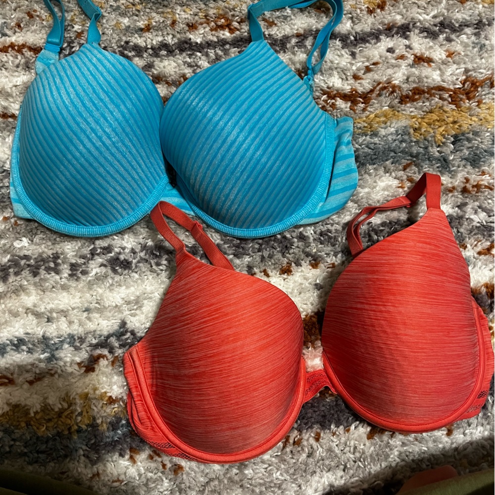2 Victoria secret bras